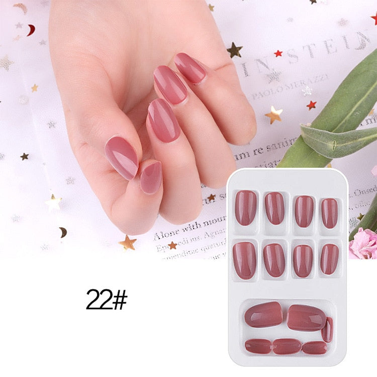 24 unidades de unhas postiças destacáveis , prensadas com gel.