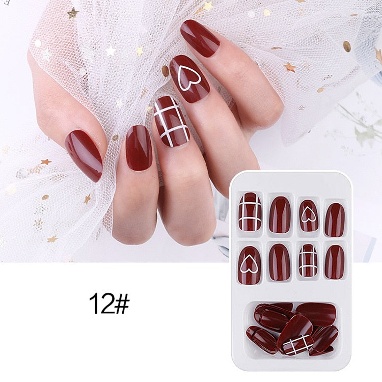 24 unidades de unhas postiças destacáveis , prensadas com gel.