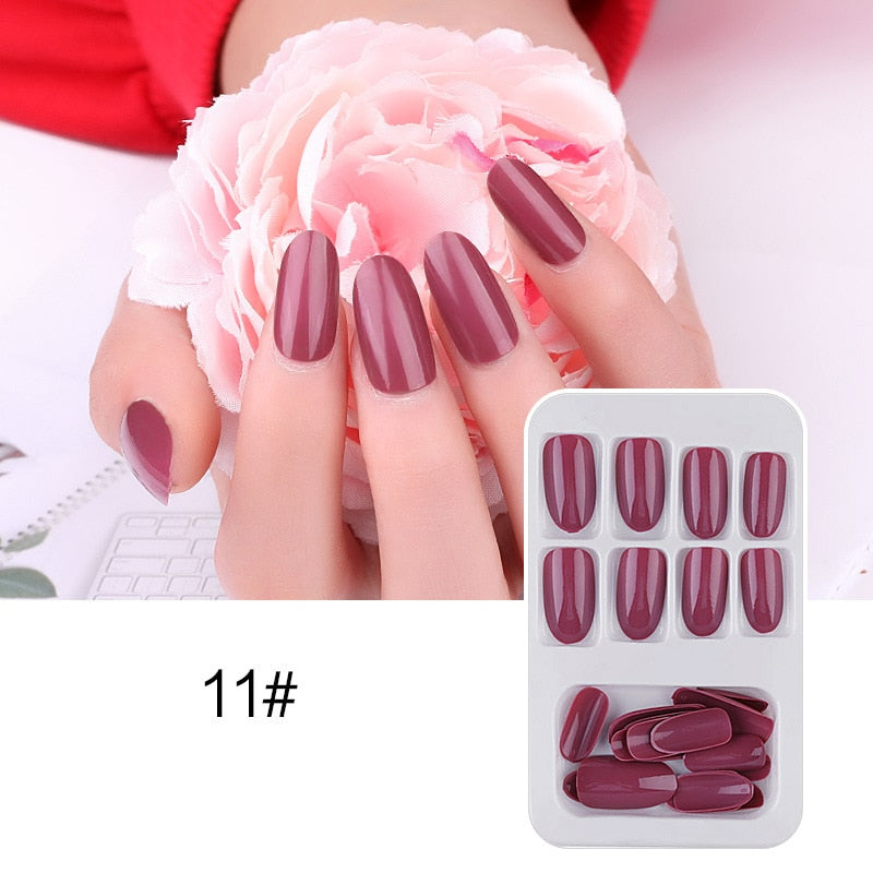 24 unidades de unhas postiças destacáveis , prensadas com gel.