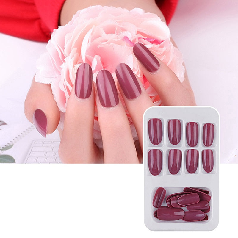 24 unidades de unhas postiças destacáveis , prensadas com gel.